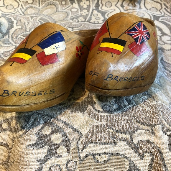 Vintage Wooden Shoes. Souvenir of Belgium. Hand Made Painted with European Flags - Picture 4 of 10